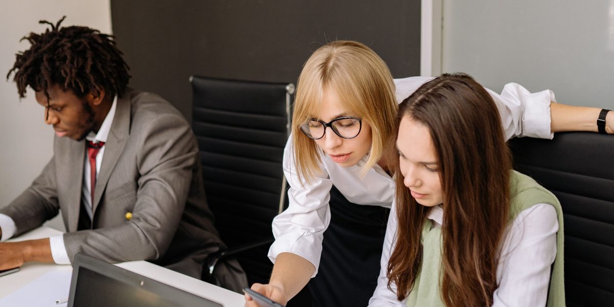 This article explains how to separate meaningful innovations from the daily noise of new gadgets and software by focusing on macro trends and a practical evalua...